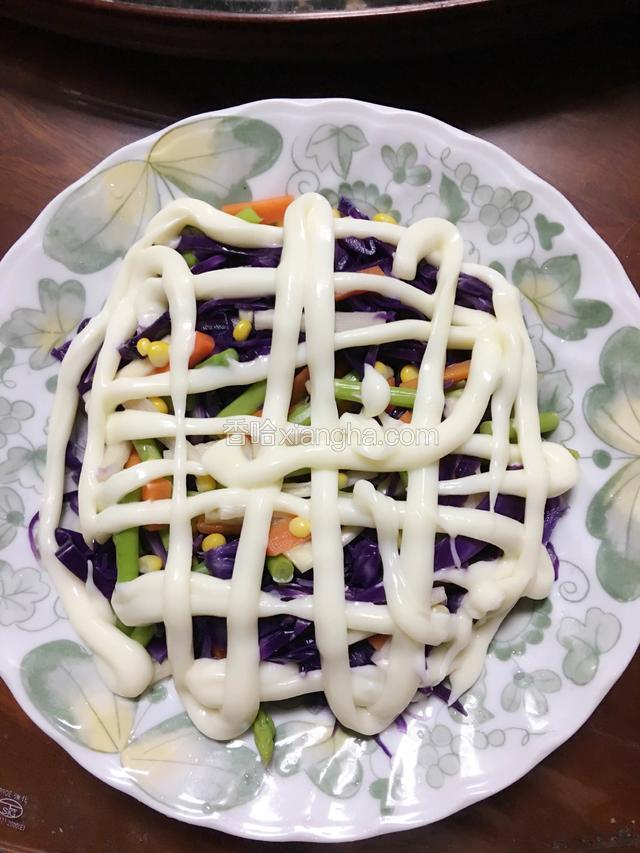 淋上沙拉酱