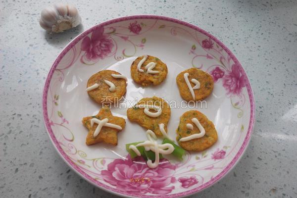 沙拉米饭胡萝卜鸡蛋饼