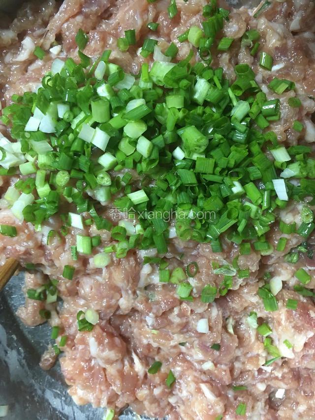 肉糜放入料酒，姜末，葱花，盐，鸡精，胡椒粉，鸡蛋搅拌；
