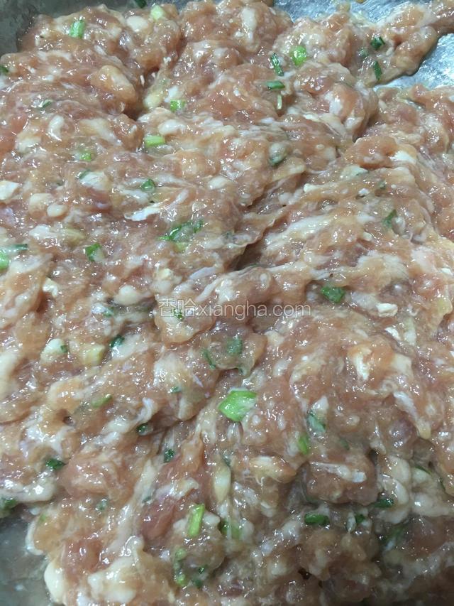 搅拌至完全入味，肉糜粘稠有劲；
