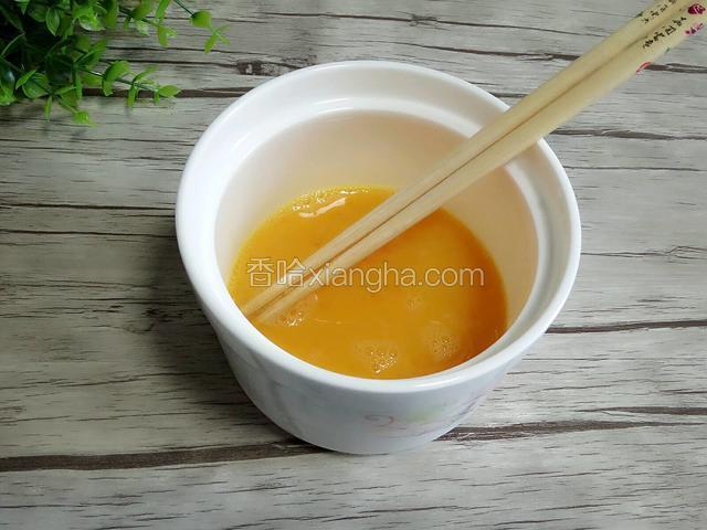 用筷子顺时针方向搅拌，直到搅拌看不见蛋白为止。