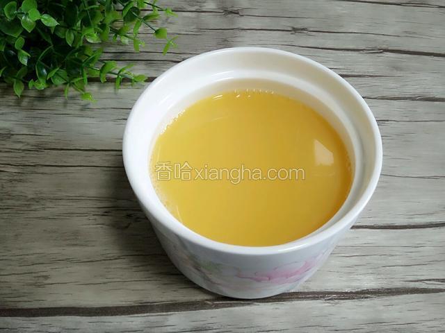 再添加温开水全部的量再继续搅拌均匀。