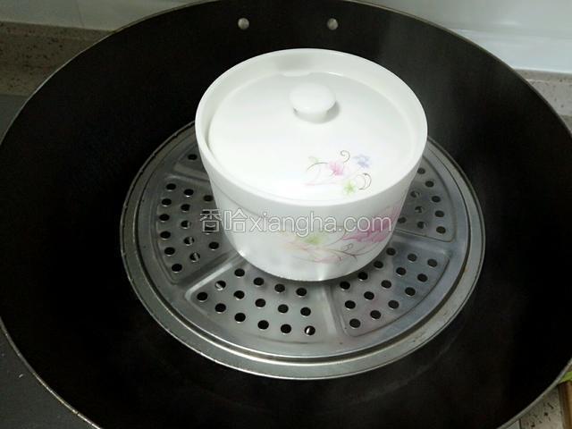 蒸锅提前预热，将鸡蛋盅放入锅里蒸，上汽后蒸10分钟。