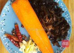 胡萝卜木耳肉片的做法图解1