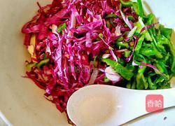 凉拌紫甘蓝的做法图解3