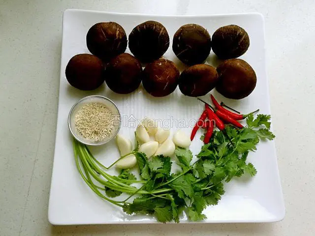 准备食材，香菇选择肉厚点的。