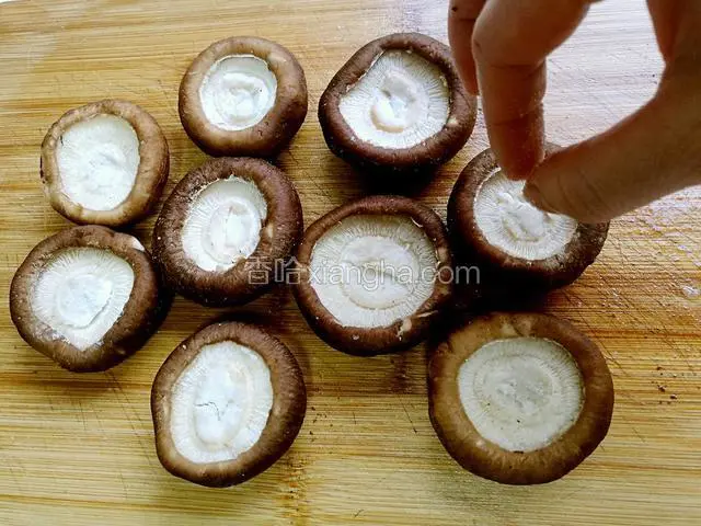 在每个香菇里面撒一点点盐。