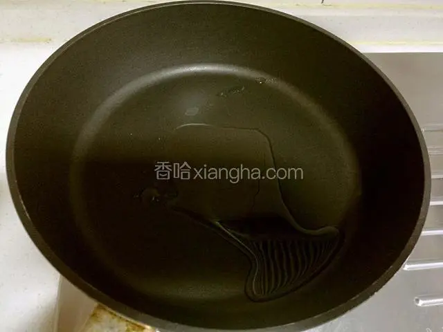 锅中倒油。