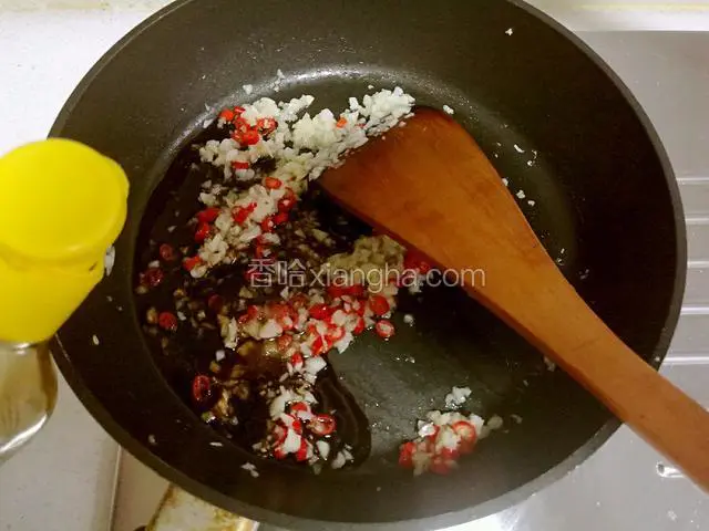 然后加白糖和生抽。
