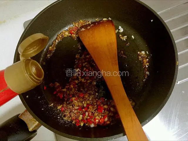再淋一点芝麻油。