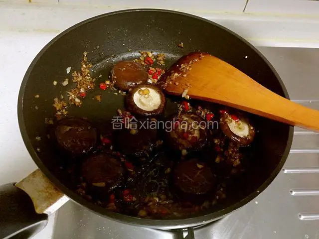 然后把香茹放进料锅里翻滚几圈，吸收汤汁。