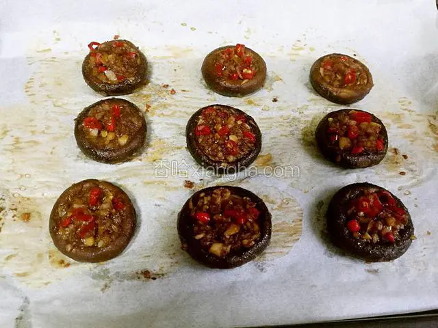 把锅里的料装进香菇里，再放进烤箱，190度，烤6一8分钟，我就不拍烤箱了。