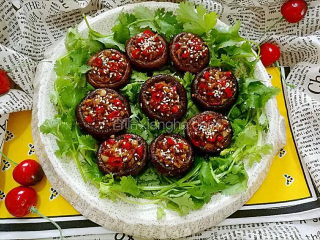 烤好后取出，放进铺上香菜的盘子里，撒上熟白芝麻，搭配香菜无敌棒。