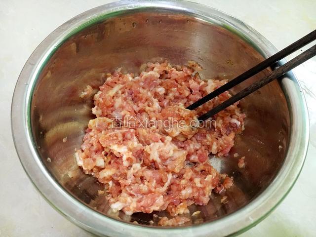 猪肉剁碎，加入适量盐，生抽，蚝油，搅拌上劲。