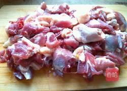 香辣蘑芋烧鸭腿的做法图解1