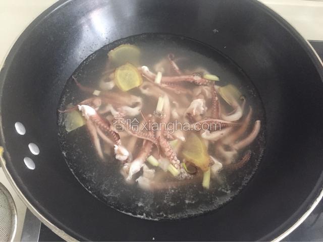 把鱿鱼须放进去煮至变色