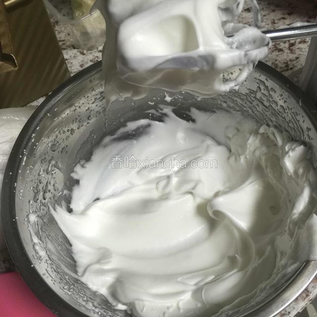把剩下的糖分三次倒入蛋白中打发，打成这样就可以了