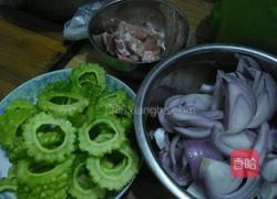 苦瓜和洋葱的做法图解1