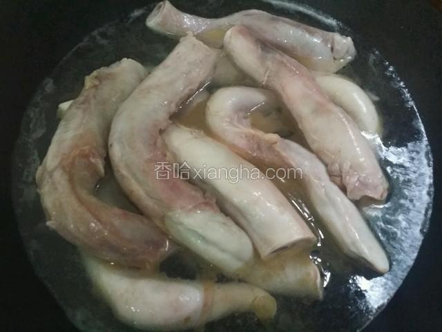 把牛鞭洗净切段下锅煮