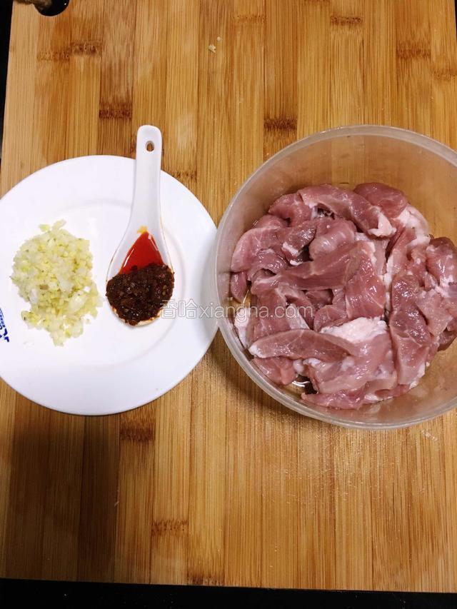 梅花肉切方形小条，姜、蒜、葱白、豆瓣酱切碎
