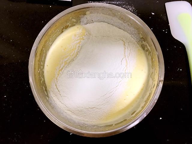 加入过筛的面粉、盐，搅拌到完全没有粉粒。