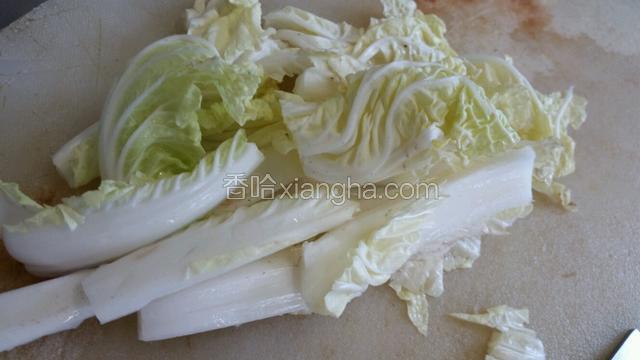 将娃娃菜切成段备用