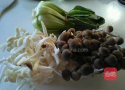 五花肉炒青菜蘑菇的做法图解1