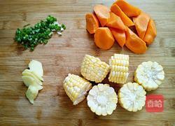 玉米胡萝卜炖脊骨汤的做法图解2