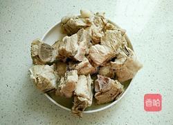 玉米胡萝卜炖脊骨汤的做法图解4