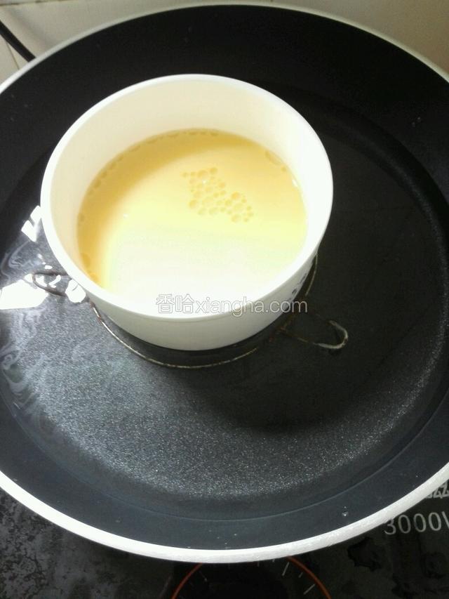 把刚才焯花蛤的水倒适量蒸蛋碗里，放适量花生油和盐，然后盖上锅盖隔水蒸5分钟左右。