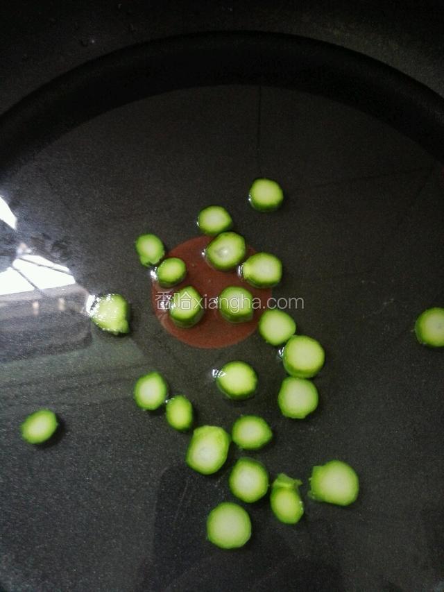 今天没有买香葱，用芥兰梗切成薄小圆型段，焯水点缀下绿色也挺好看的，焯熟的芥兰梗吃起来也是那么的爽脆甜。