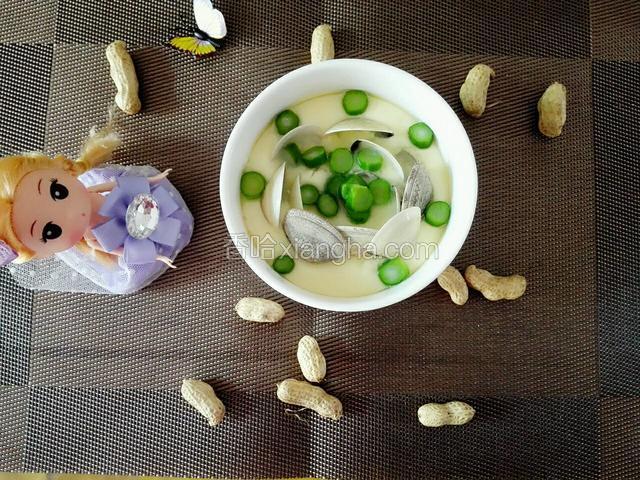 把焯熟的芥兰梗圆片状，摆在鸡蛋上面就可以吃咯。