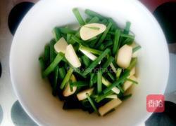 炖豆角土豆拉皮的做法图解1