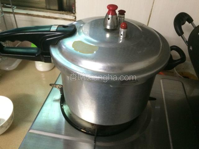 然后滤干水分，再重新倒入适量冷水，盖上盖子，上气后，大火压5分钟，小火5分钟就可以。
