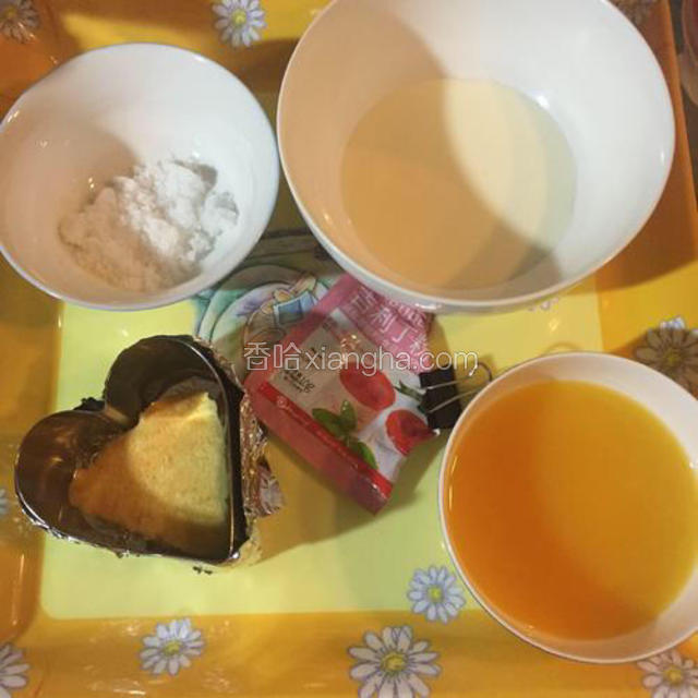 准备食材。模具大小的海绵蛋糕切去外边，略小于模具，方便慕斯液倒入后包裹住海绵蛋糕。如果事先用模具切好模具形状的戚风蛋糕片，放冰箱冷藏一段时间后会自然收缩，无须裁边即可。模具外面用保鲜膜包住底部，防止慕斯液注入后往底部漏液。