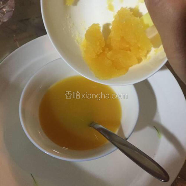 将吉利丁糊糊倒入橙汁糖液，坐热水碗中，隔热水搅拌均匀。
