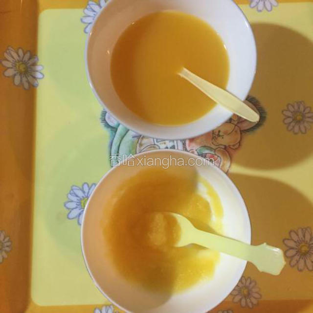 将5g吉利丁粉倒入刚刚冷藏过的35g橙汁，待吸足水分后，搅拌均匀成糊糊，剩余橙汁和白糖混合均匀成全液体。