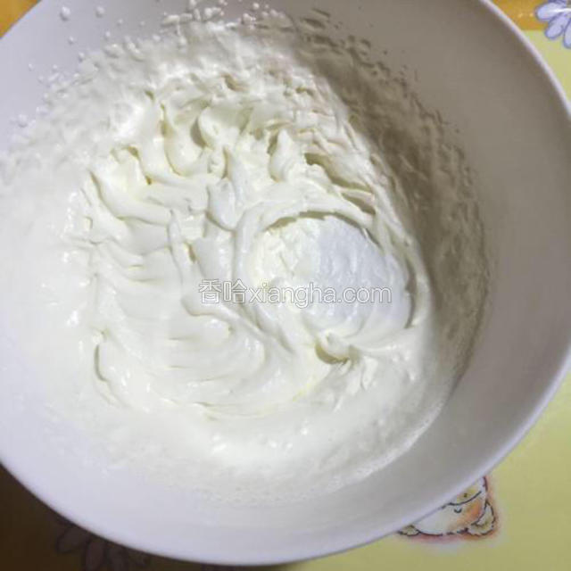 50g淡奶油从冰箱中取出，用打蛋器打发至有纹路。不要打发过度，淡奶油不小心就会打过了，我这个有点打过了。
