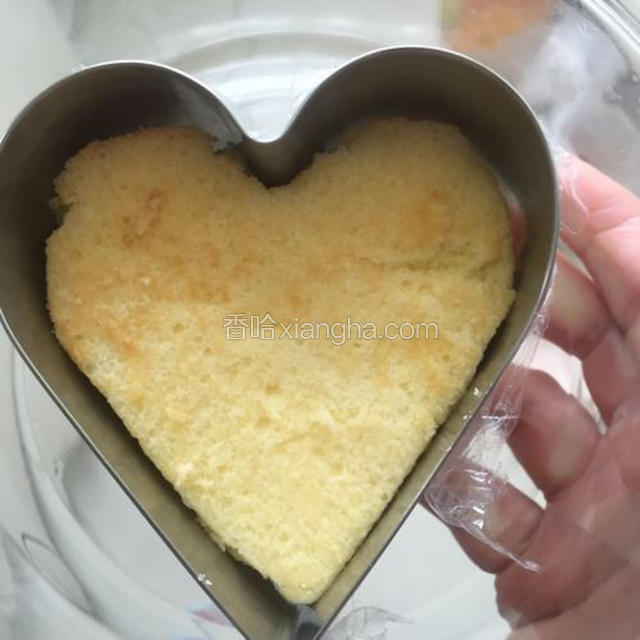 事先将空模具包好底，放入平底的保鲜盒或盘子。将冷却的橙汁全液和打发后的淡奶油混合成液体，缓缓倒入放了海绵蛋糕的模具，倒入达九成满最佳，留下一成空间做镜面用。检验模具下方是否漏液的时候到了。密封好放进冰箱冷藏。