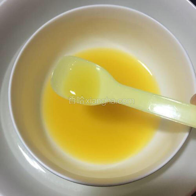 将糖粉倒入冷臧后的橙汁，搅匀，再将吉利丁粉倒入，吸足水份后再次搅匀成全液体。