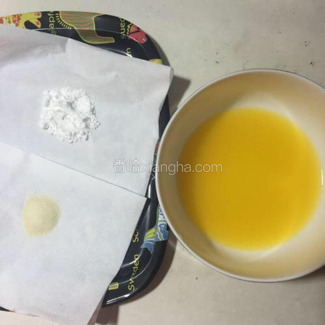 冷藏2个小时，就可以做镜面了。准备好镜面材料。这里用糖粉而不是白糖，是因为白糖不容易充分融化，会影响镜面效果。