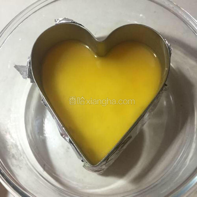 将冰箱中的慕斯蛋糕拿出来，缓缓倒入放凉了的镜面液体。再密封放回冰箱冷藏一小时。