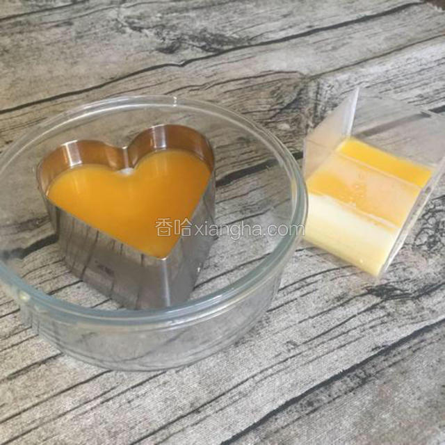 该菜谱用量做好的两个小慕斯，小慕斯盒里出于偷懒直接倒入了慕斯液和镜面，没有放慕斯蛋糕底。还有一些慕斯圈底部漏出的凝固液，被我直接吃掉了。脱模可以用电吹风吹一下慕斯圈四周，或者用热毛巾围一下模具外围，这样热的天，我直接用手滿握模具外面的壁，一会儿，慕斯圈就可以提起，蛋糕就自己滑落了。