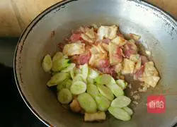 Illustration of how to make bacon and cucumber braised flatbread 9