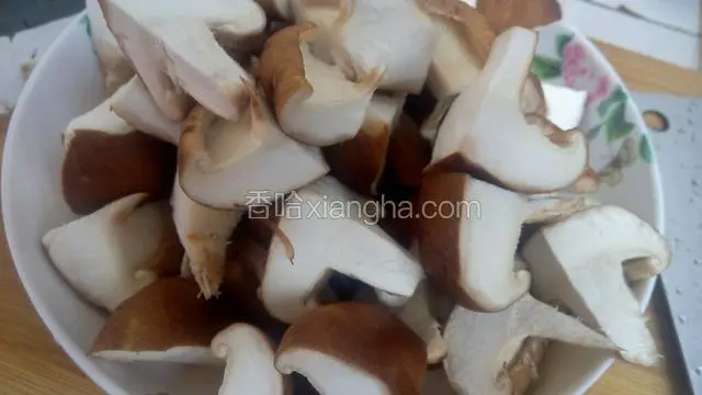 把香菇切小坨备我们