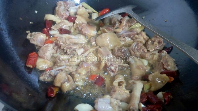 放于腌制的鸡块，加少许鸡精，醋，生抽