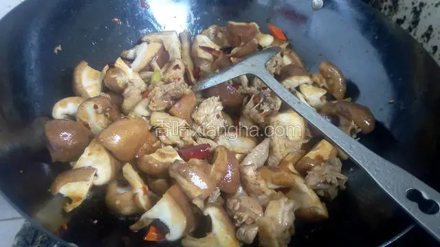 加于香菇翻炒变色加一碗水闷十分钟