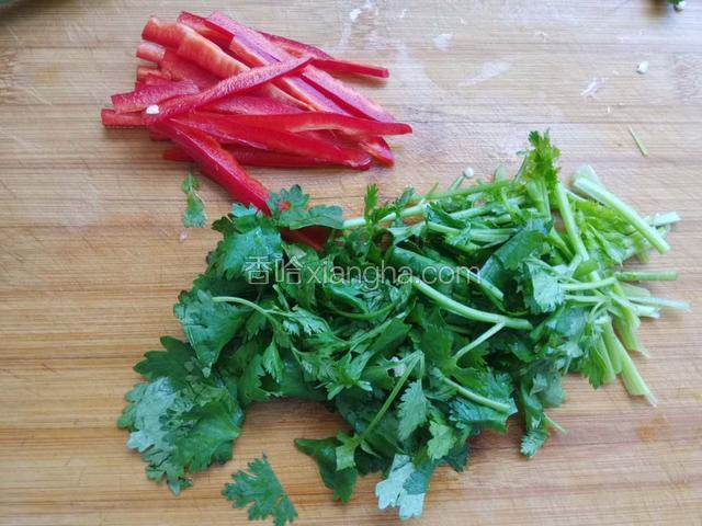 红尖椒去籽切丝，香菜切段。