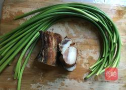 蒜苔炒腊肉的做法图解1