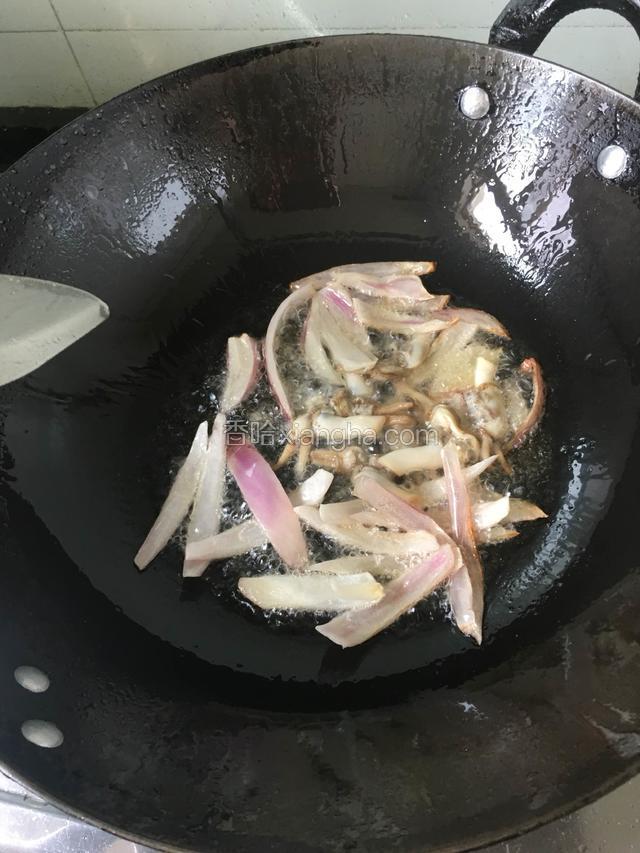 油锅烧热，下洋葱丝爆香。